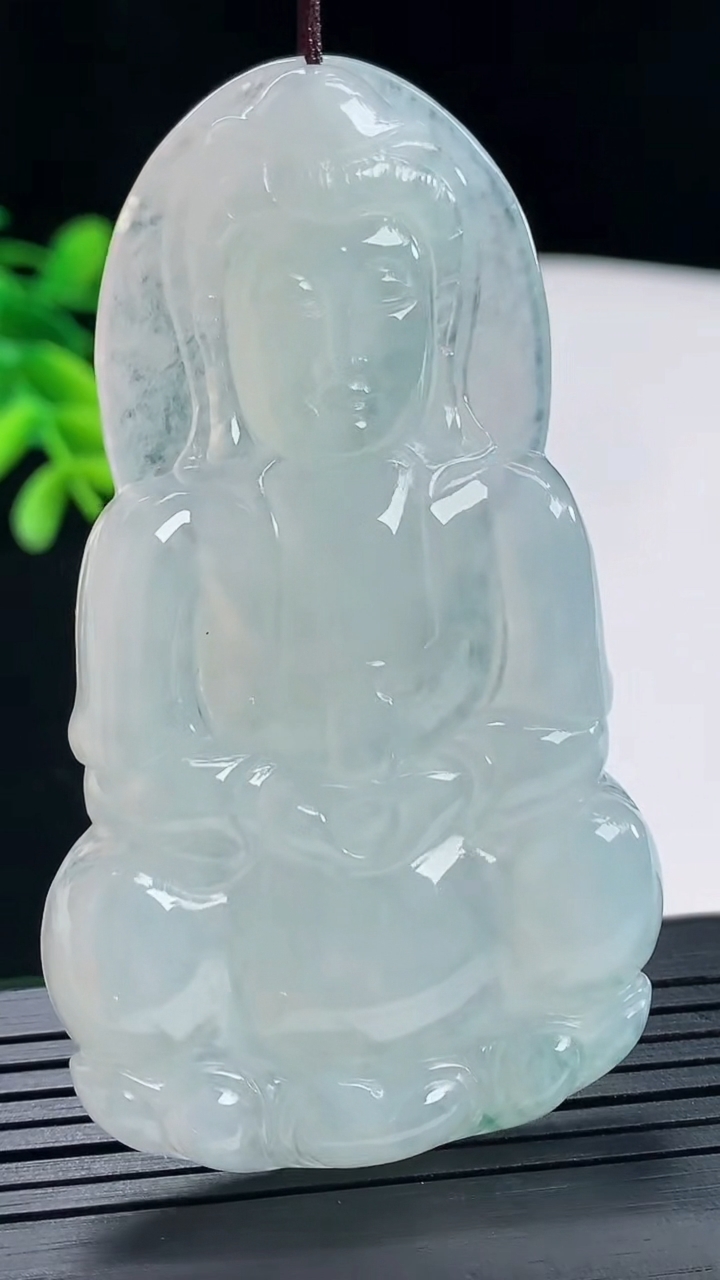 天然A货翡翠冰种飘花正装观音吊坠，尺寸68-40-5重量:26.77g
5月5日