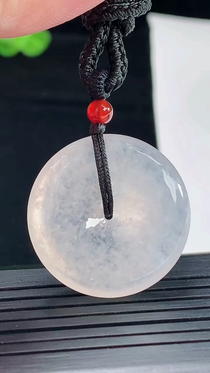 天然A货翡翠平安扣吊坠，尺寸28-6重量:12.63g
5月5日