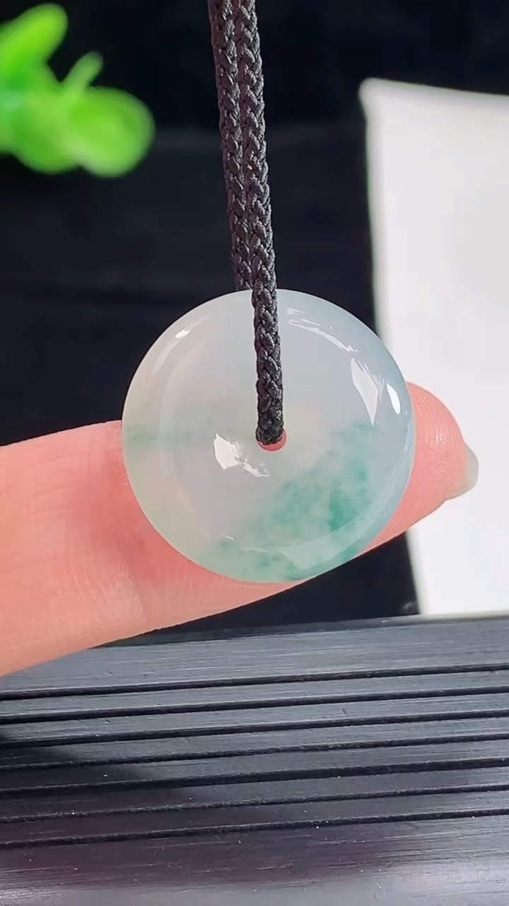 天然A货翡翠冰种飘花平安扣吊坠，尺寸19-6重量:4.12g
5月5日