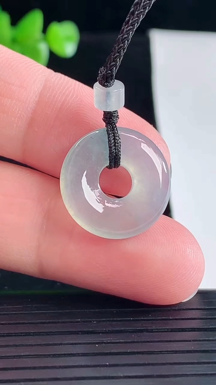 天然A货翡翠平安环吊坠，尺寸19-4重量:2.96g
5月5日