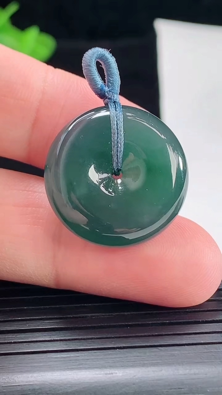 天然A货翡翠蓝水平安扣吊坠，尺寸23-7.2重量:8.39g
5月5日