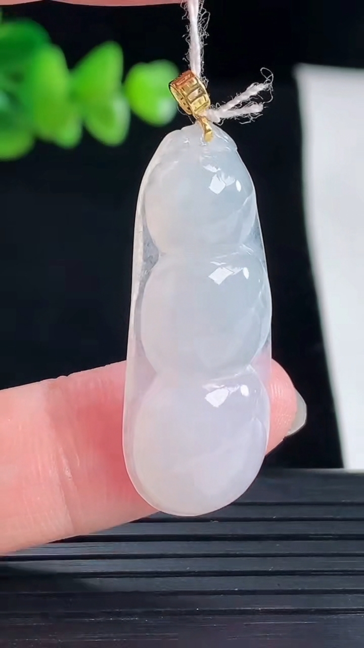 天然A货翡翠种白冰福豆吊坠，尺寸34.5-14.2-5.5重量:5.05g
5月5日
