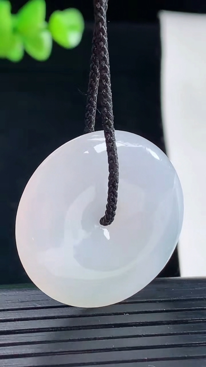 天然A货翡翠平安扣吊坠，尺寸29-5重量:9.08g
5月5日