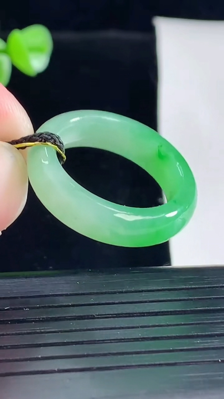 天然A货翡翠玉指环 戒指，尺寸18-6-4.2重量:4.39g2026年5月5日
工厂直销收藏佳品,种好水足，色泽均匀，有种有色，上手高大气！