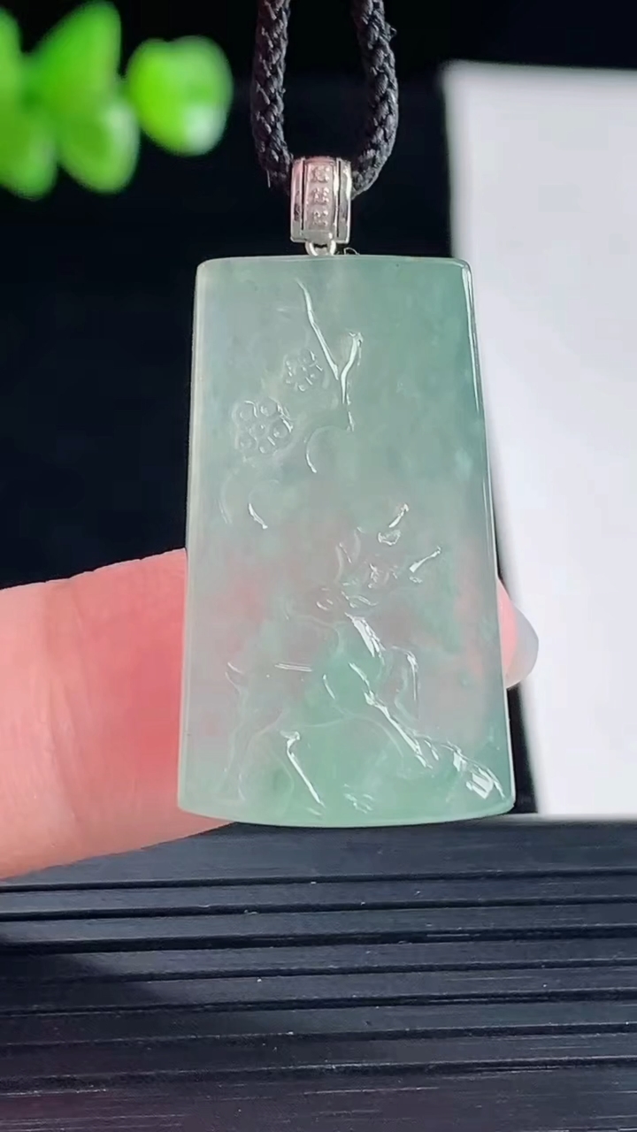天然A货翡翠梅花鹿吊坠，尺寸28-16.5-5重量:6.36g
5月5日