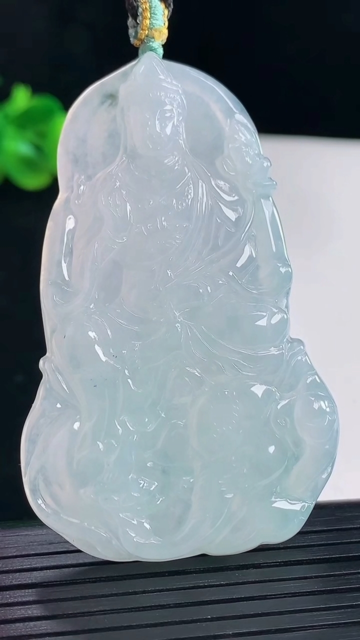 天然A货翡翠普贤菩萨吊坠，尺寸66-41.6-5.2重量:29.19g
5月5日