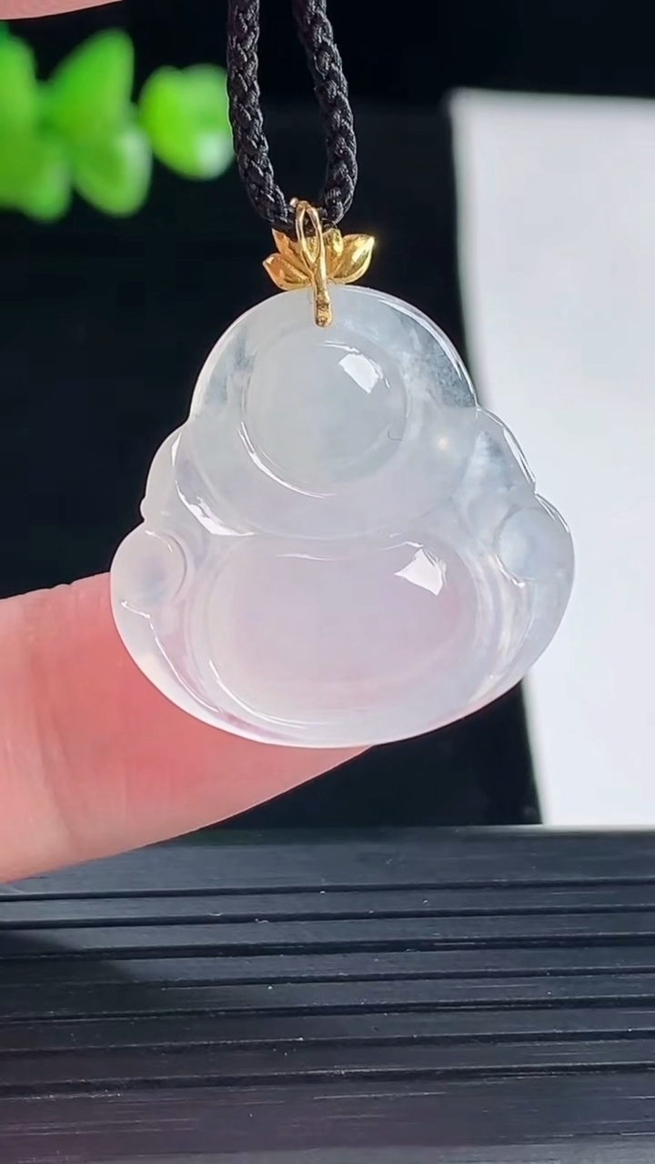 天然A货翡翠种白冰佛公吊坠，尺寸22.5-24-5.2重量:4.36g
5月5日