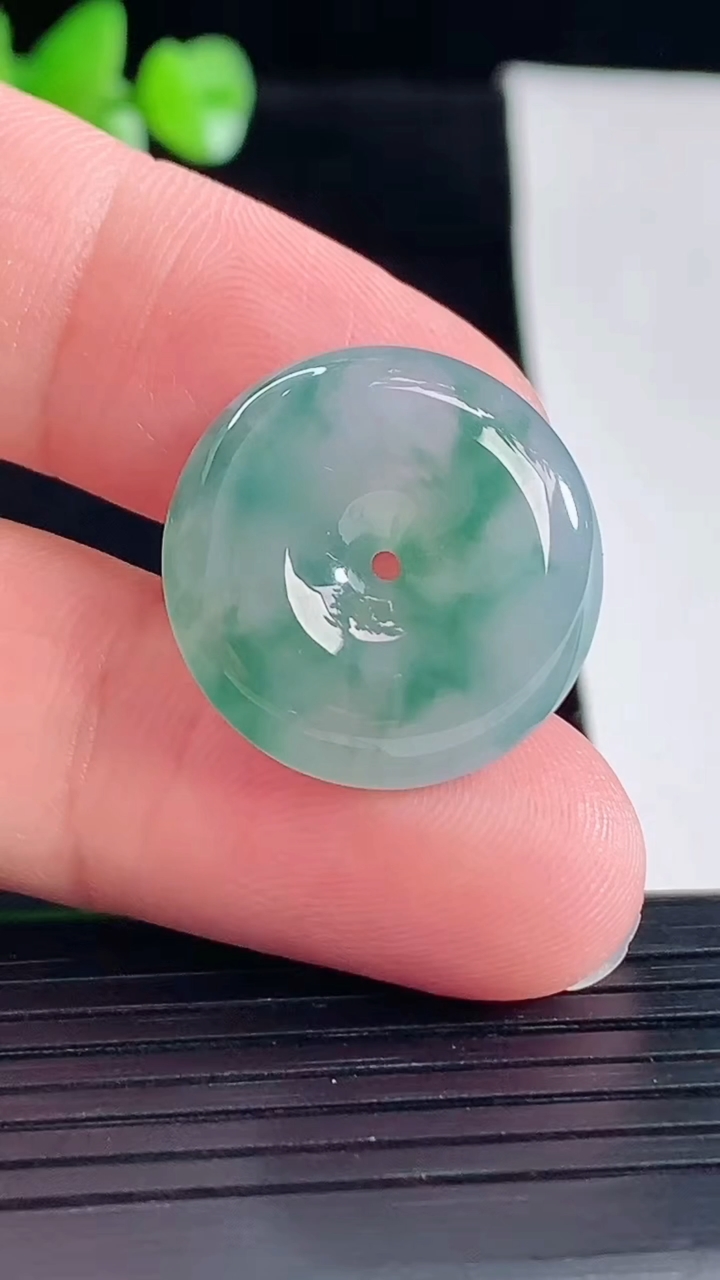 天然A货翡翠冰种飘花平安扣吊坠，尺寸21.5-6.2重量:5.56g
5月5日