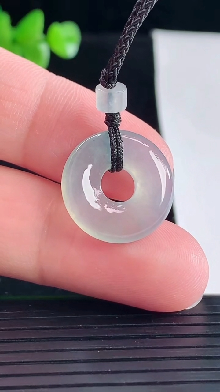 天然A货翡翠平安环吊坠，尺寸19-4重量:2.96g
5月5日