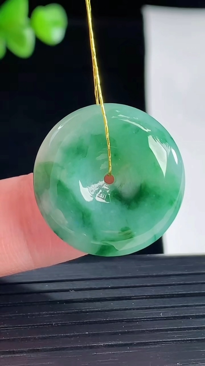 天然A货翡翠平安扣吊坠，尺寸22.8-5.8重量:5.89g
5月5日