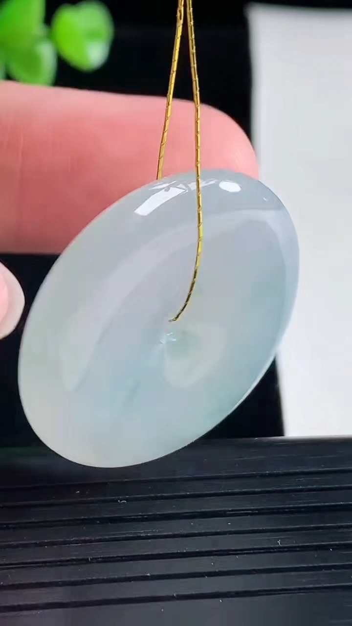 天然A货翡翠平安扣吊坠，尺寸30-5.8重量:10.79g
5月5日
