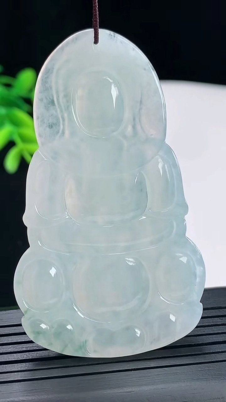 天然A货翡翠冰种飘花正装观音吊坠，尺寸68-40-5重量:26.77g
5月5日