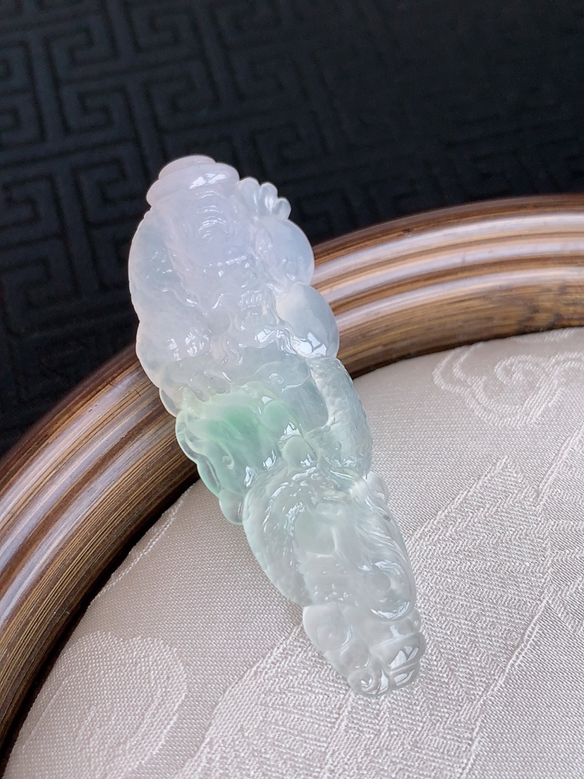 天然A货翡翠飘绿龙牌吊坠 
尺寸56.2-20-5mm 重量9.40g 0501