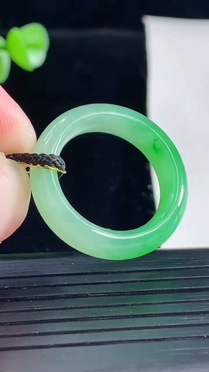 天然A货翡翠玉指环 戒指，尺寸18-6-4.2重量:4.39g2026年5月5日
工厂直销收藏佳品,种好水足，色泽均匀，有种有色，上手高大气！