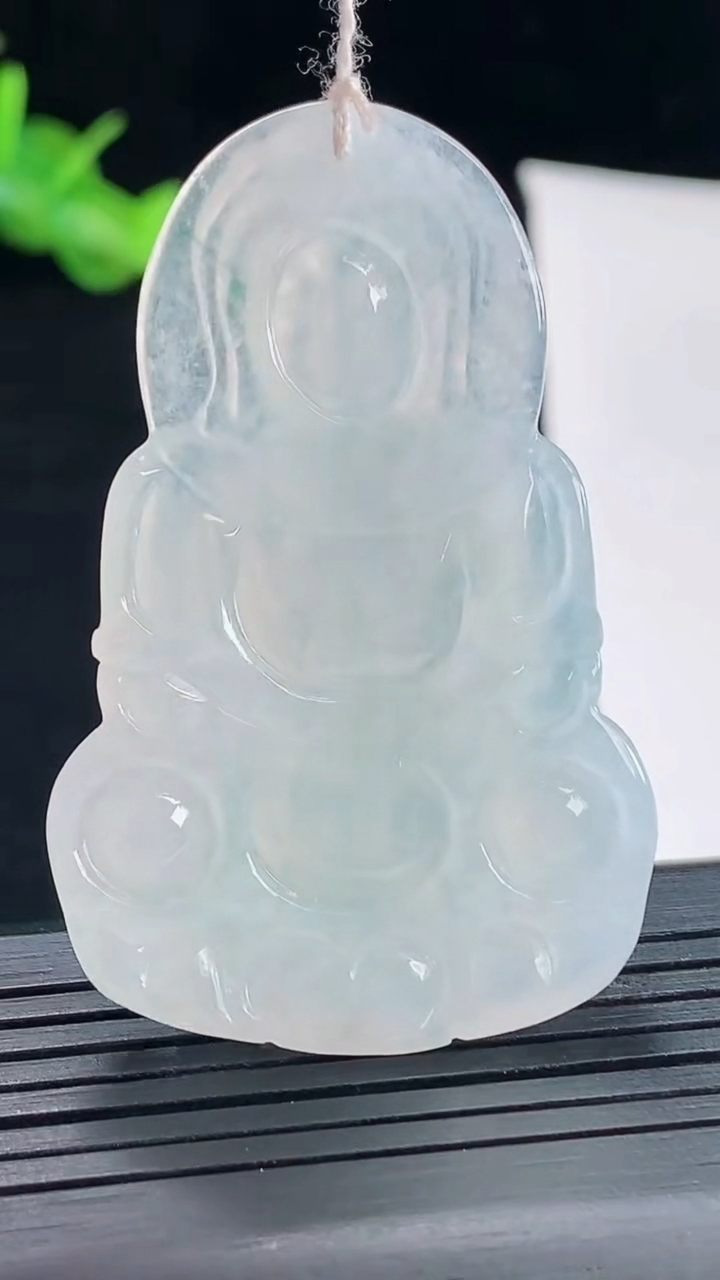 天然A货翡翠正装观音吊坠，尺寸53-34-5重量:14.32g
5月5日