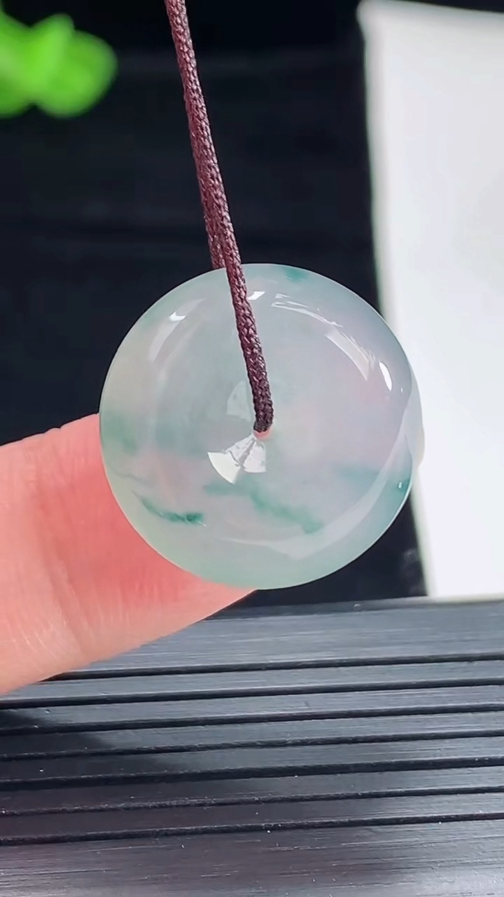 天然A货翡翠冰种飘花平安扣吊坠，尺寸19-7.8重量:5.56g
5月5日