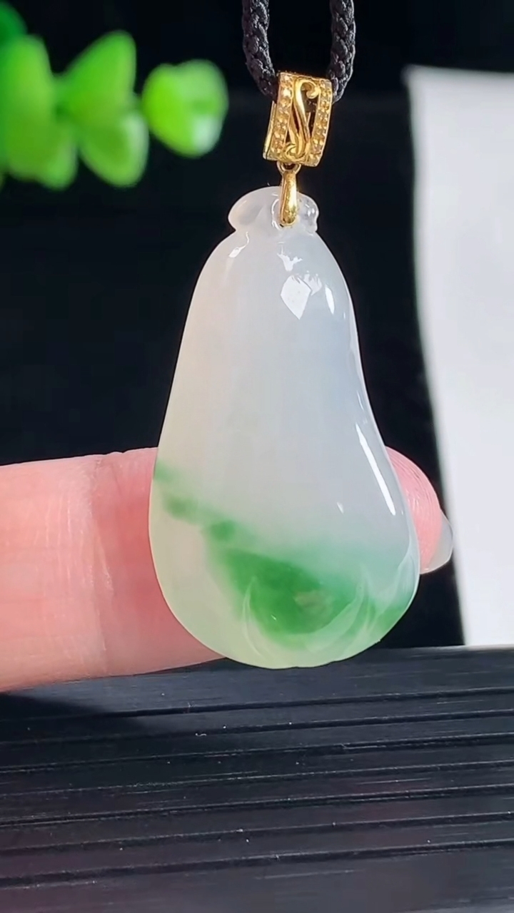天然A货翡翠18k金飘花福瓜吊坠，尺寸29-17-6重量:5.68g
5月5日