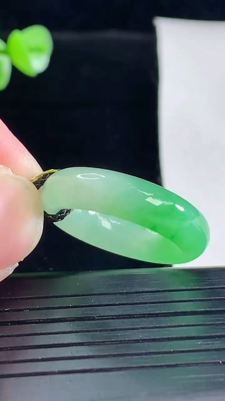 天然A货翡翠玉指环 戒指，尺寸18-6-4.2重量:4.39g2026年5月5日
工厂直销收藏佳品,种好水足，色泽均匀，有种有色，上手高大气！