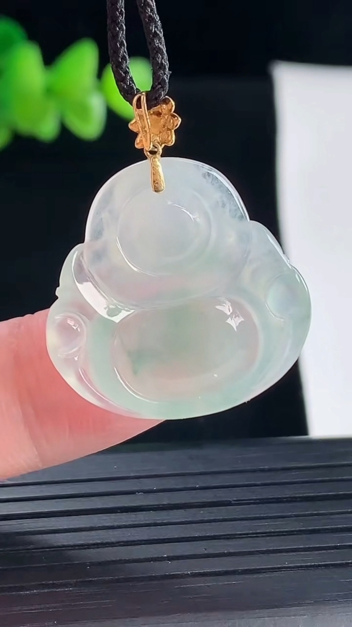 天然A货翡翠种飘花佛公吊坠，尺寸24-25-4.5重量:4.50g
5月5日