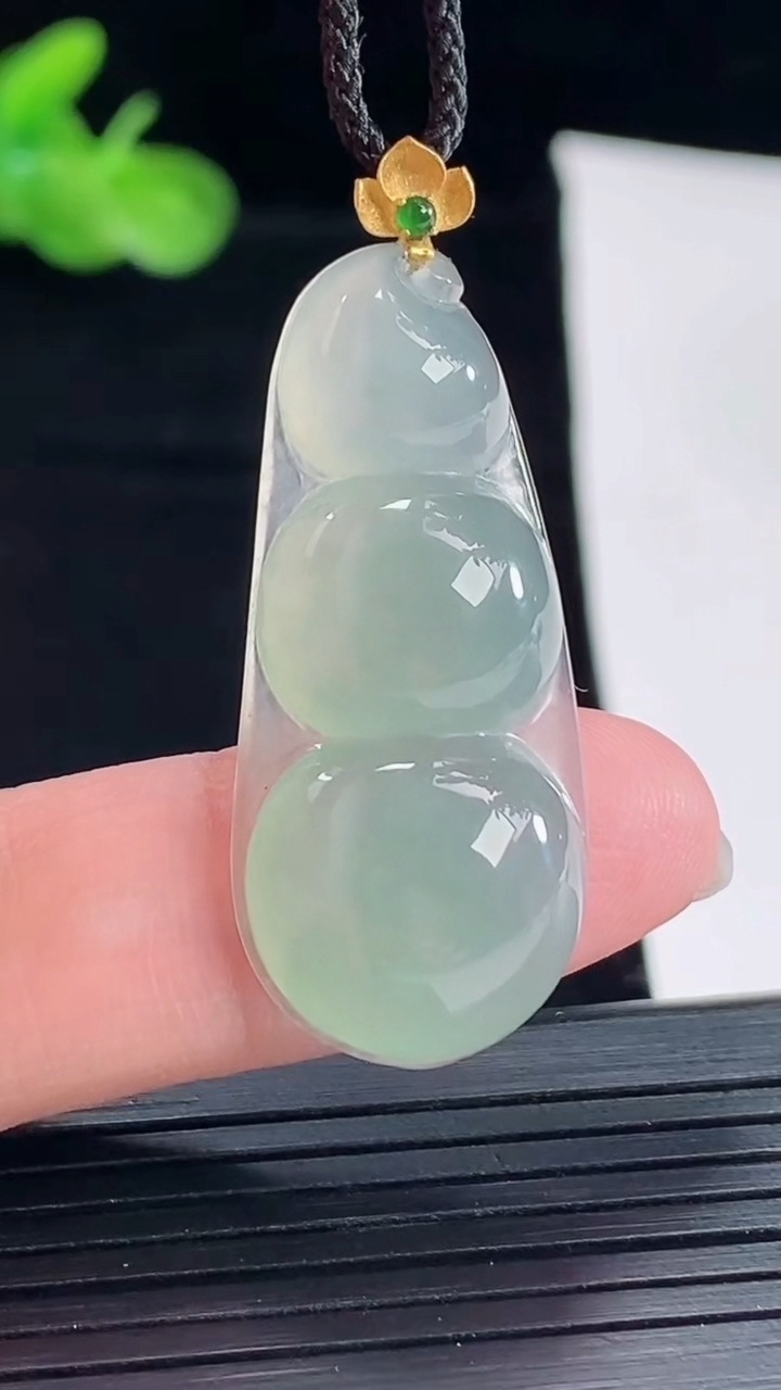 天然A货翡翠福豆吊坠，尺寸35-16-7重量:6.41g
5月5日