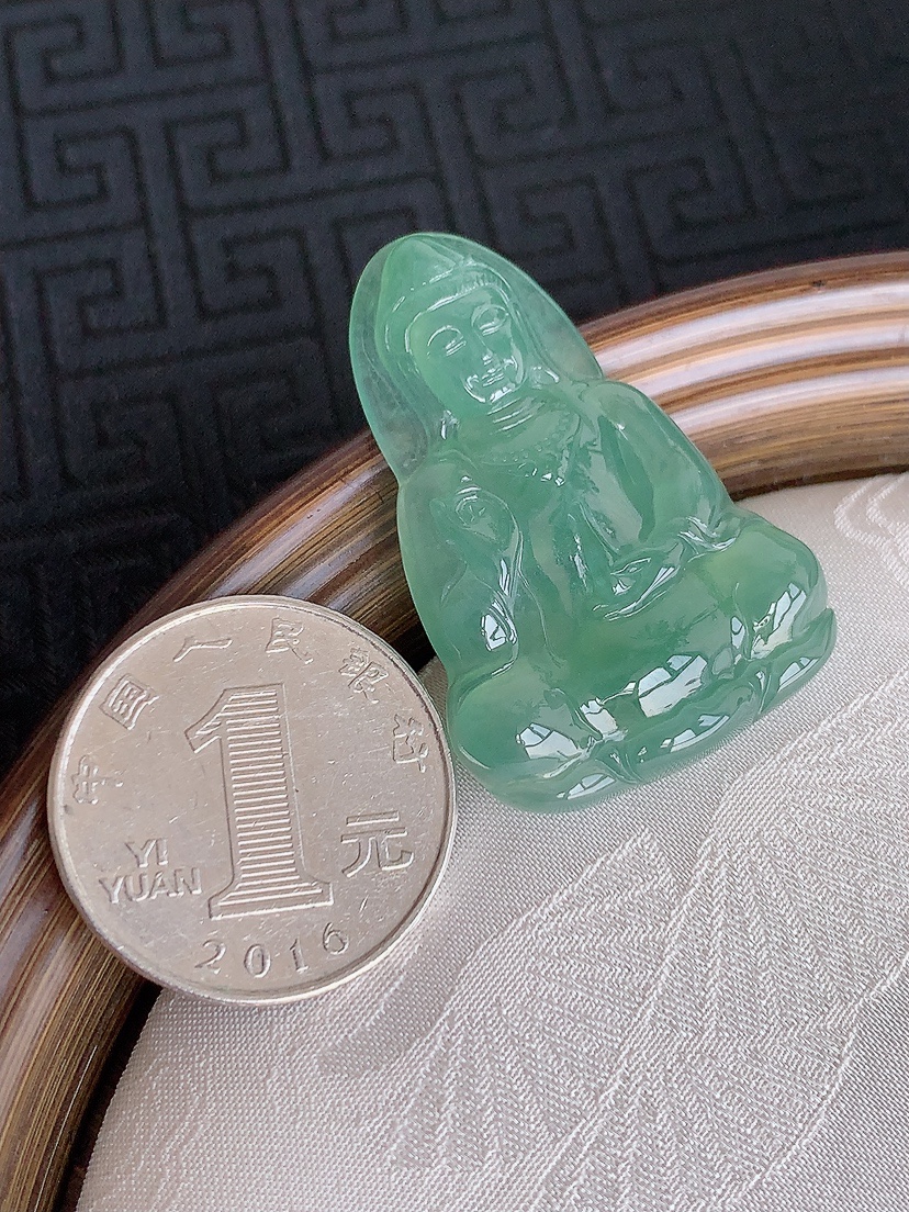 天然A货翡翠晴水观音吊坠 
尺寸39.5-26.5-5.5mm 重量10.30g 0501