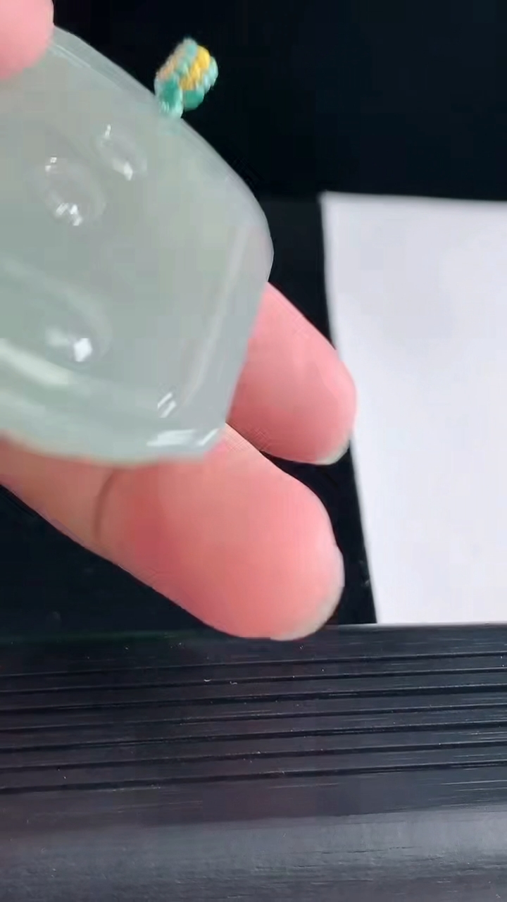 天然A货翡翠不动明王吊坠，尺寸53-50-4.5重量:23.99g
5月5日