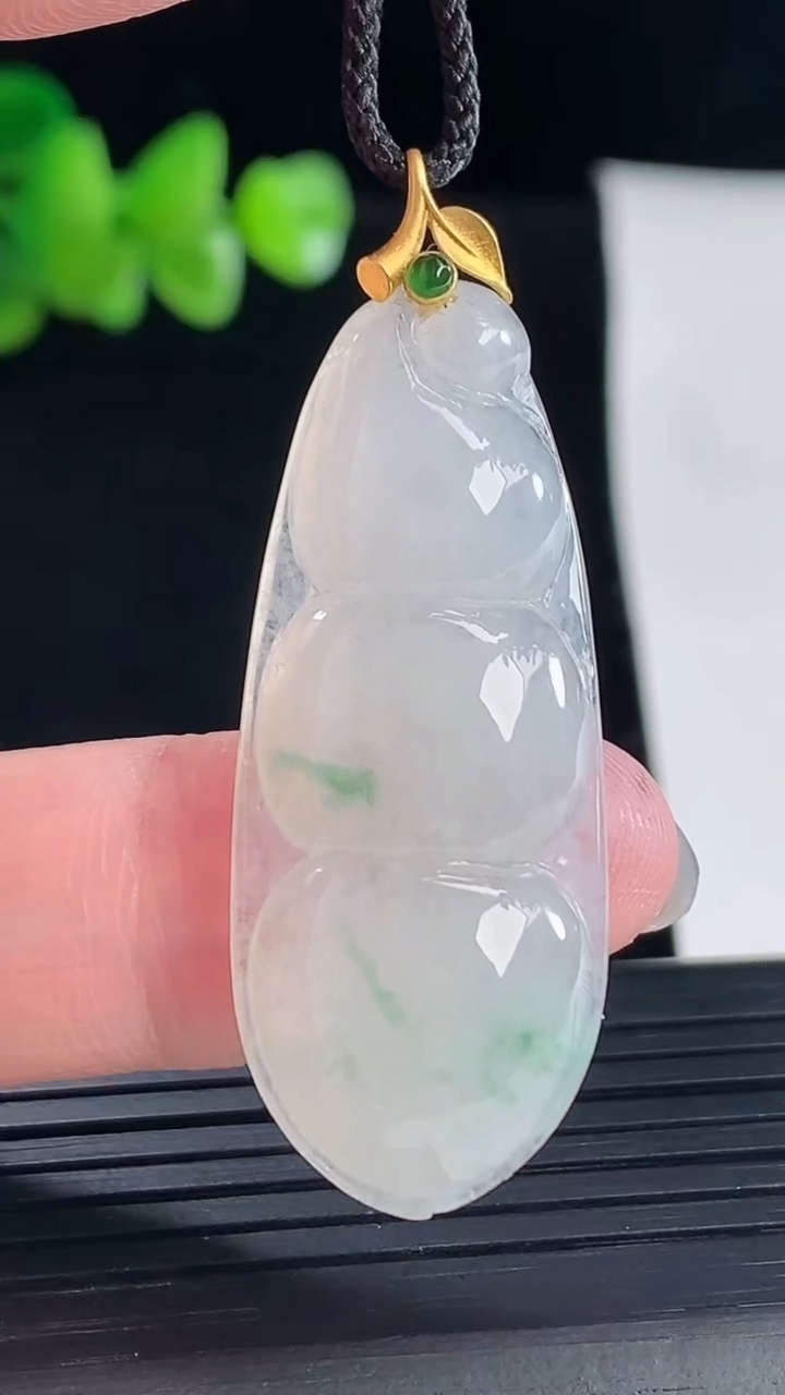 天然A货翡翠18k金飘花福豆吊坠，尺寸41-16.5-5.2重量:6.61g
5月5日