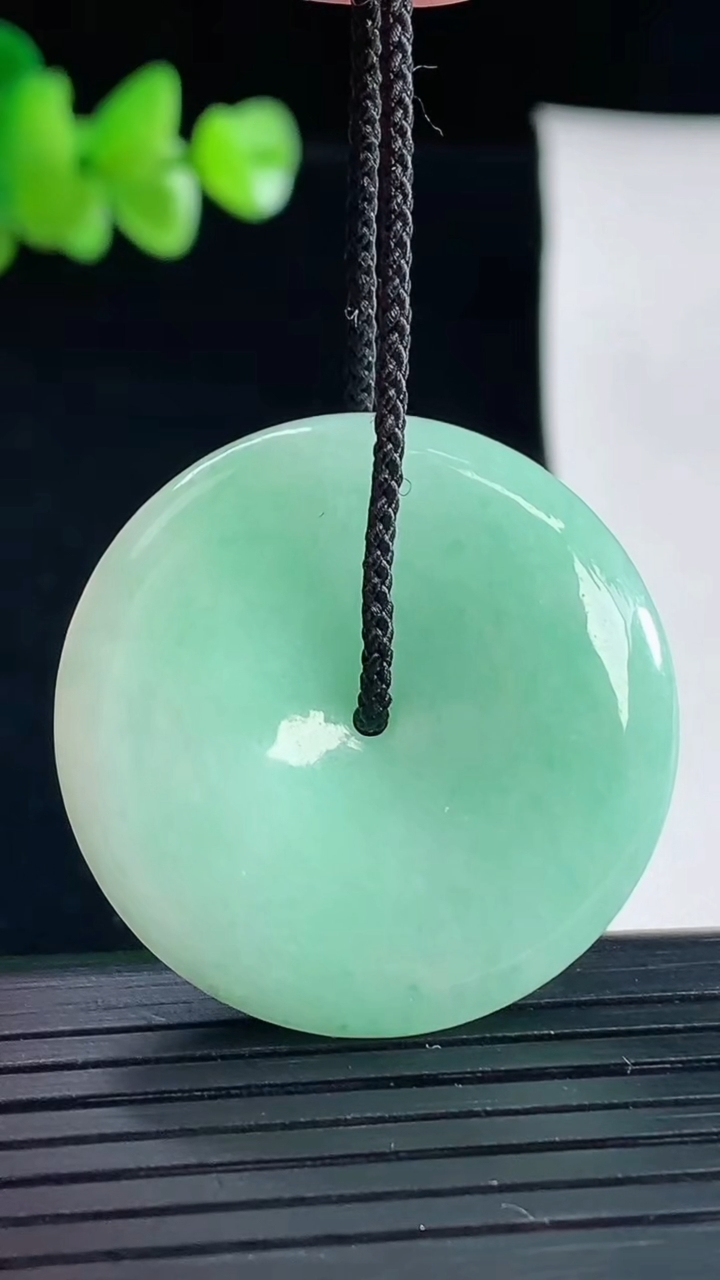 天然A货翡翠平安扣吊坠，尺寸33-6重量:13.70g
5月5日