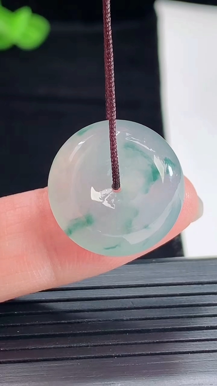 天然A货翡翠冰种飘花平安扣吊坠，尺寸19-7.8重量:5.56g
5月5日