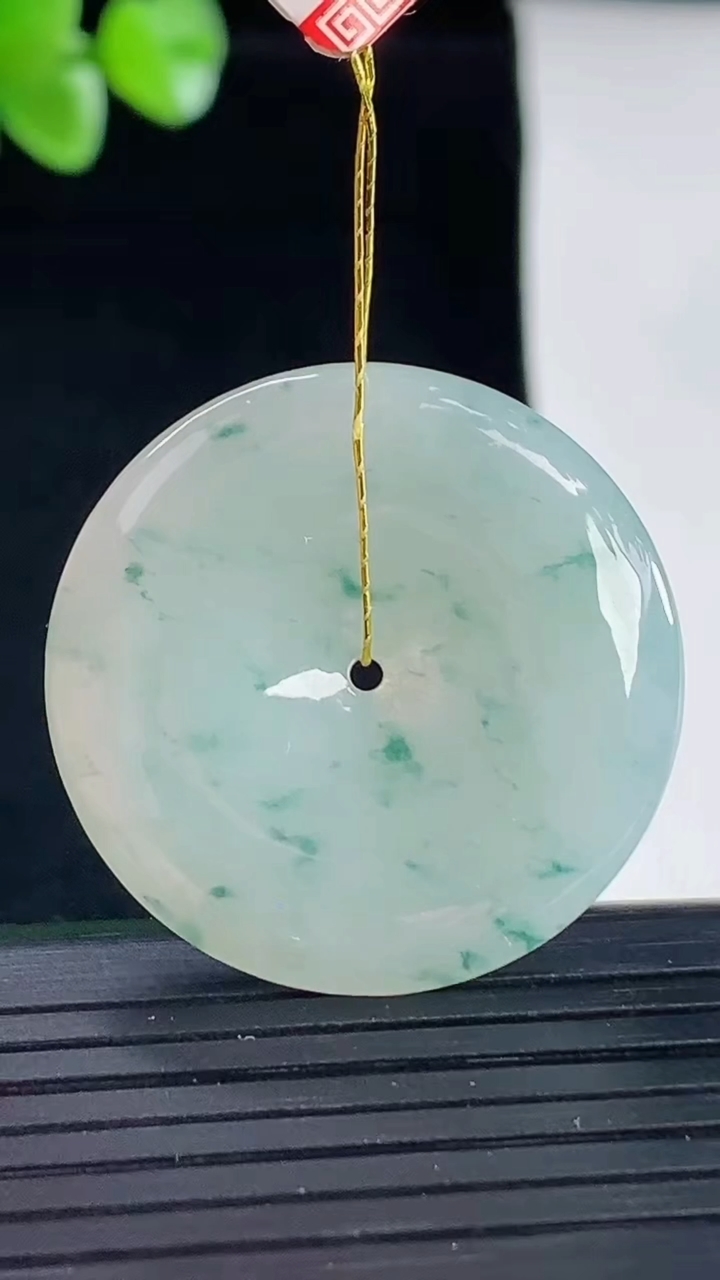 天然A货翡翠飘花平安扣吊坠，尺寸29.5-5重量:8.96g
5月5日