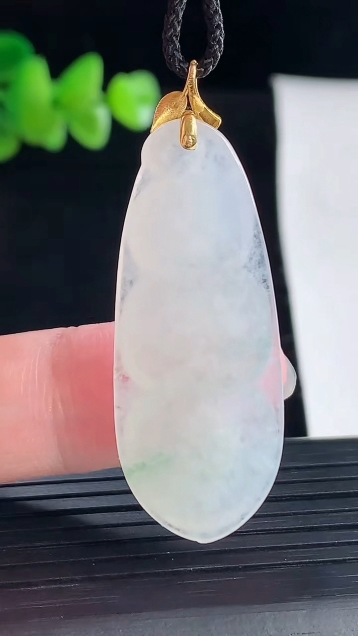 天然A货翡翠18k金飘花福豆吊坠，尺寸41-16.5-5.2重量:6.61g
5月5日