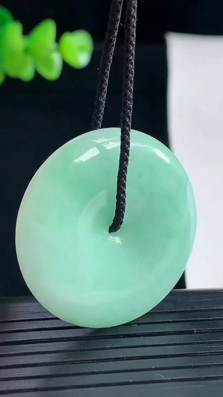 天然A货翡翠平安扣吊坠，尺寸33-6重量:13.70g
5月5日