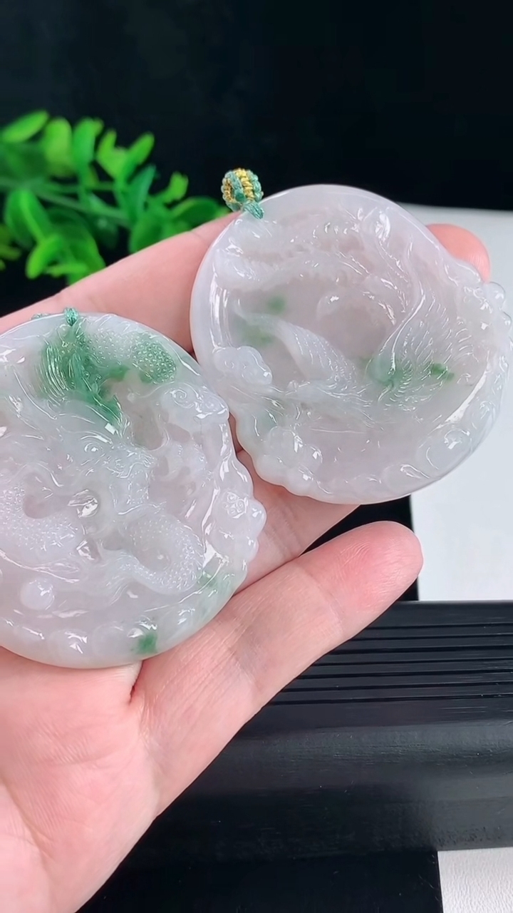 天然A货翡翠飘花龙凤呈祥吊坠一对，尺寸53-49.5-5.5重量:49.39g
5月5日