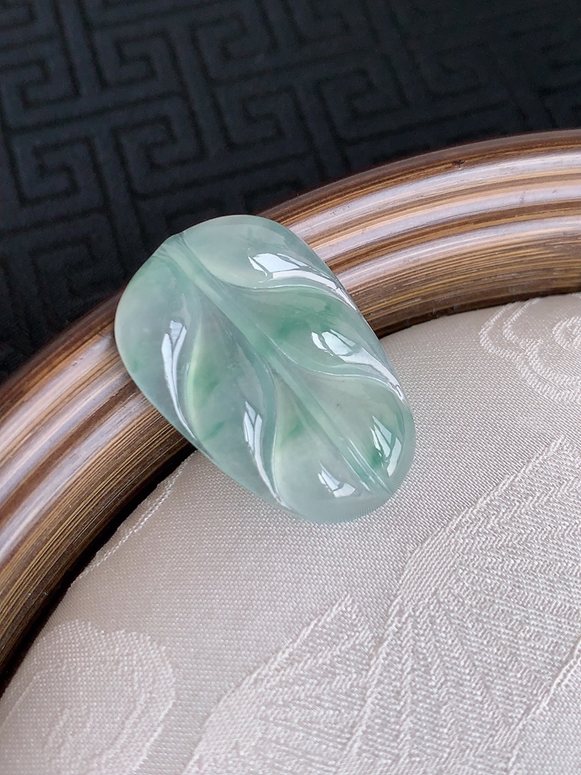天然A货翡翠飘花叶子金枝玉叶镶嵌件 
尺寸20.3-18.6-4.4mm 重量4.84g 0501