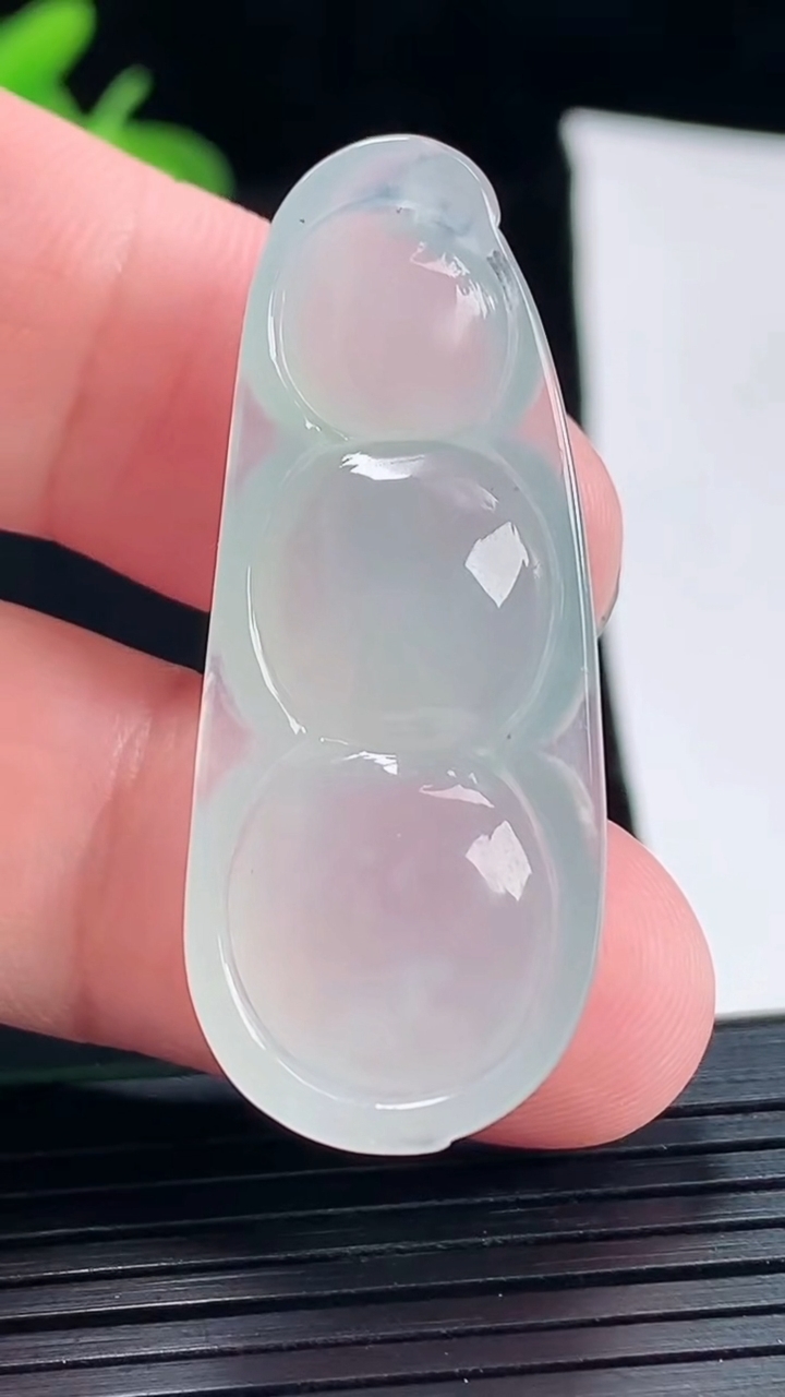 天然A货翡翠福豆吊坠，尺寸42-17-7重量:7.96g
5月5日