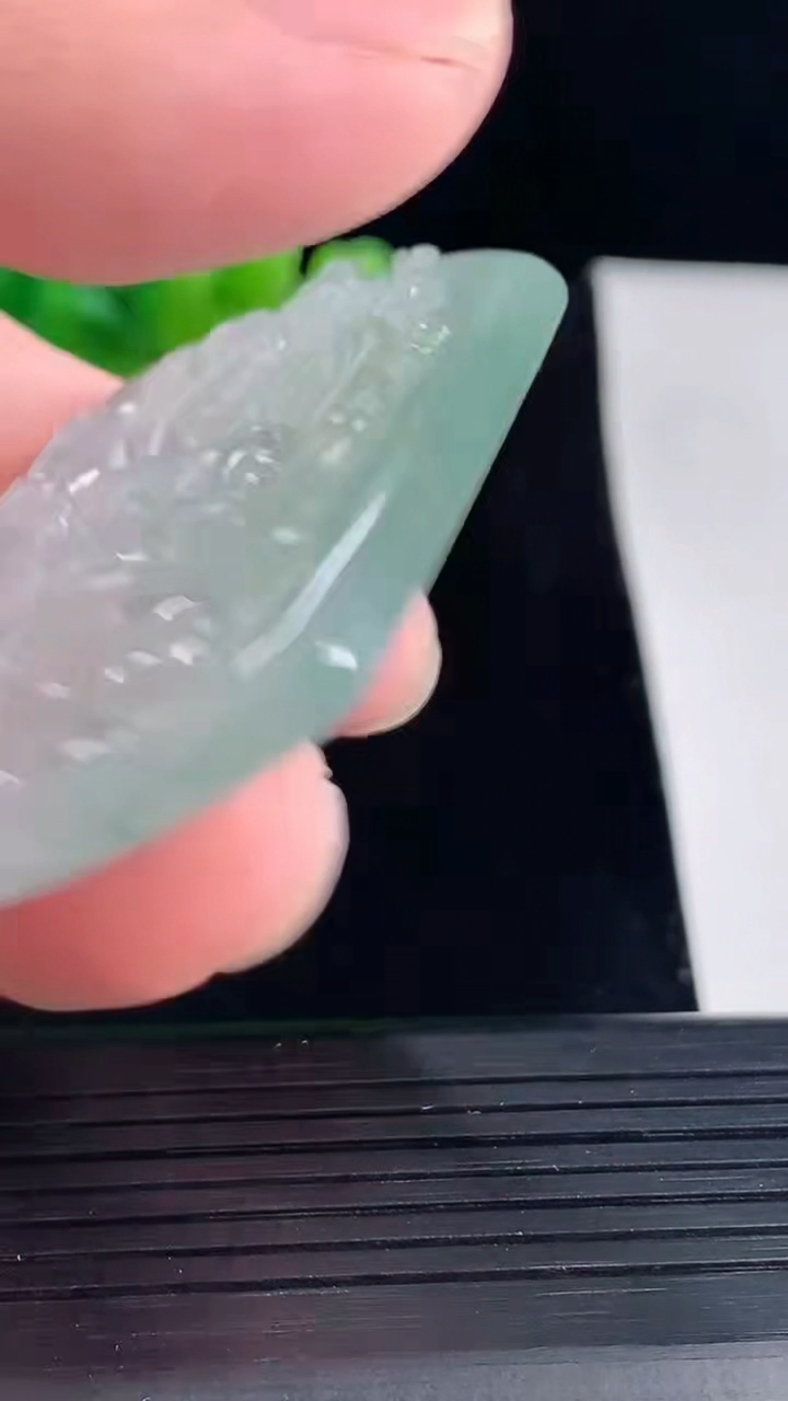天然A货翡翠飘花千手观音菩萨吊坠，尺寸53.6-43.5-5.6重量:28.75g
5月5日