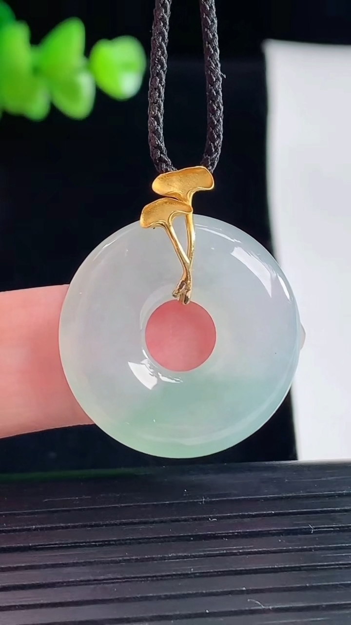 天然A货翡翠平安环吊坠，尺寸24-5.2重量:6.06g
5月5日