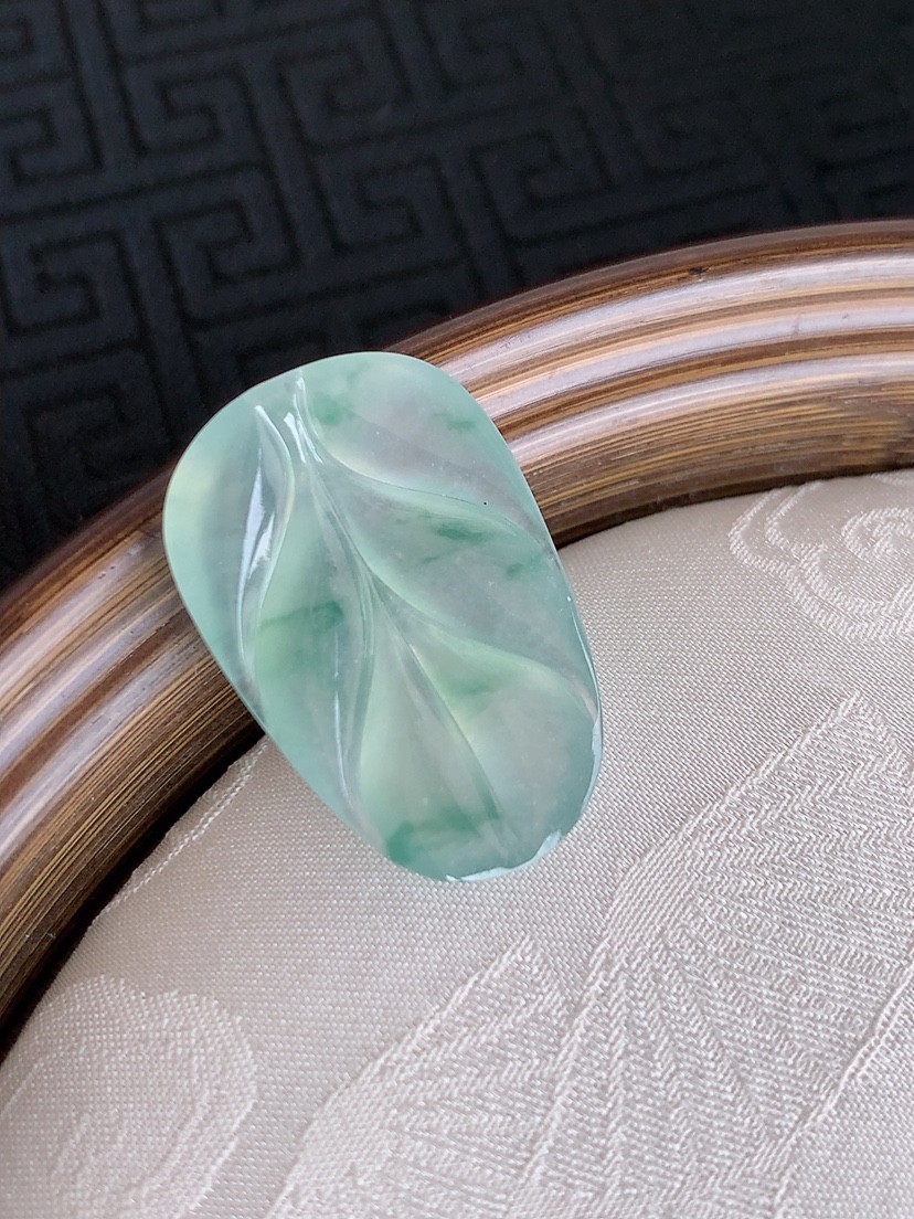天然A货翡翠飘花叶子金枝玉叶镶嵌件 
尺寸20.3-18.6-4.4mm 重量4.84g 0501