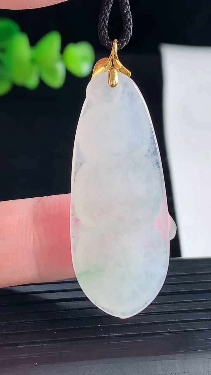 天然A货翡翠18k金飘花福豆吊坠，尺寸41-16.5-5.2重量:6.61g
5月5日
