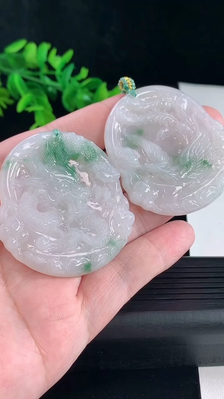 天然A货翡翠飘花龙凤呈祥吊坠一对，尺寸53-49.5-5.5重量:49.39g
5月5日