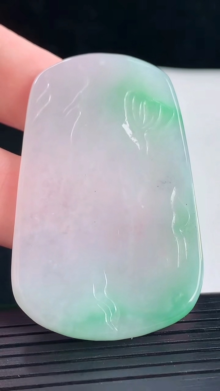 天然A货翡翠观音菩萨吊坠，尺寸60-36.5-5.5重量:24.29g
5月5日