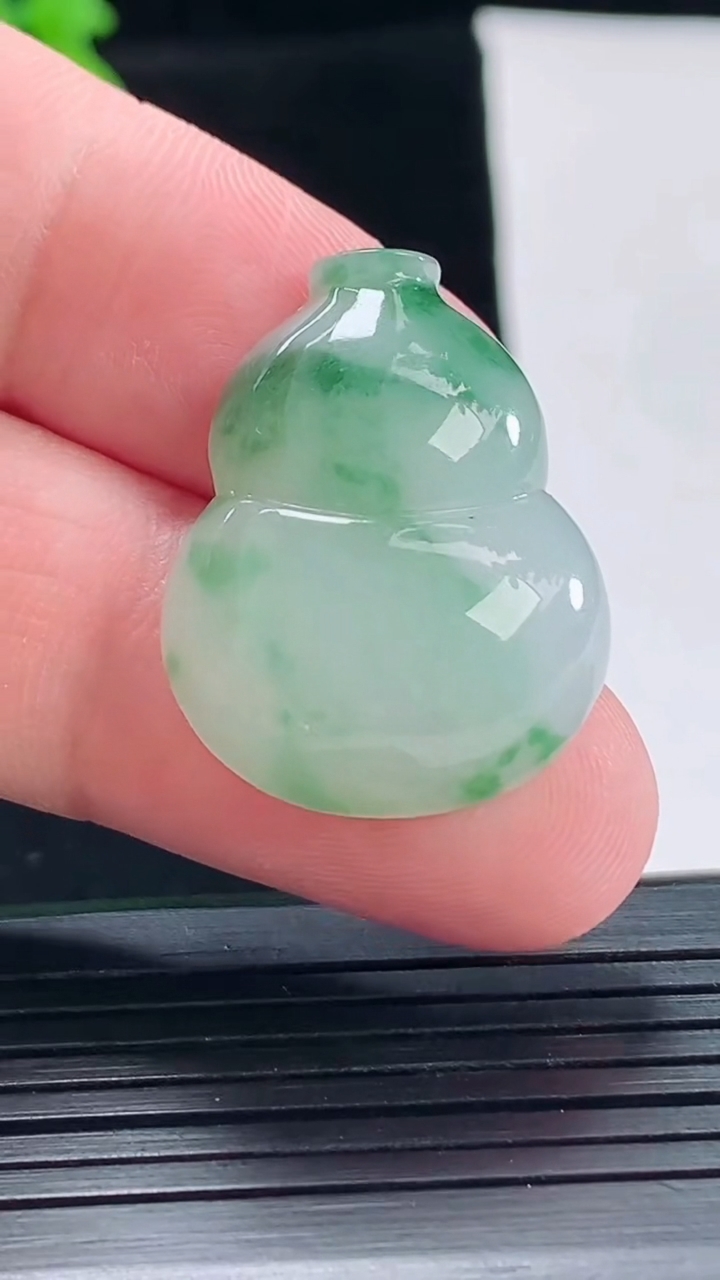 天然A货翡翠葫芦吊坠，尺寸27-21-6.5重量:6.70g
5月5日