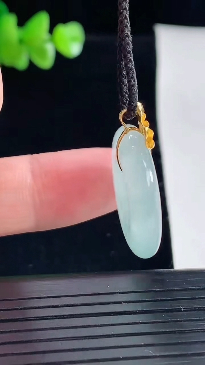 天然A货翡翠平安环吊坠，尺寸24-5.2重量:6.06g
5月5日