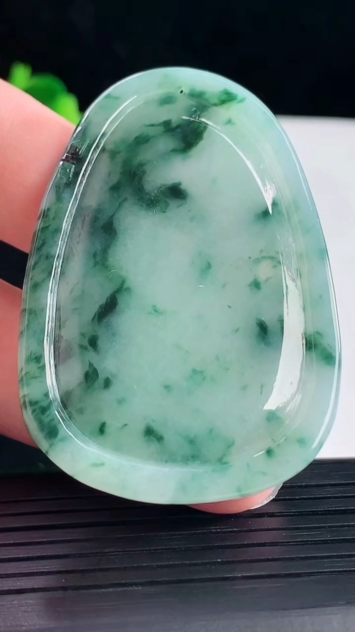 天然A货翡翠飘花文殊菩萨吊坠，尺寸58-40-5.8重量:24.20g
5月5日