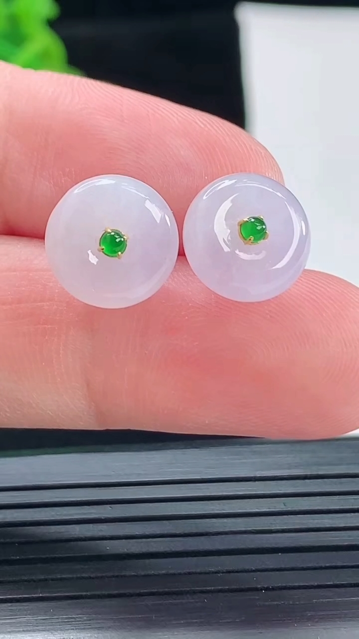 天然A货翡翠18k金紫罗兰算盘珠耳钉，尺寸11-4.8重量:2.85g5月5日
工厂直销收藏佳品,种
