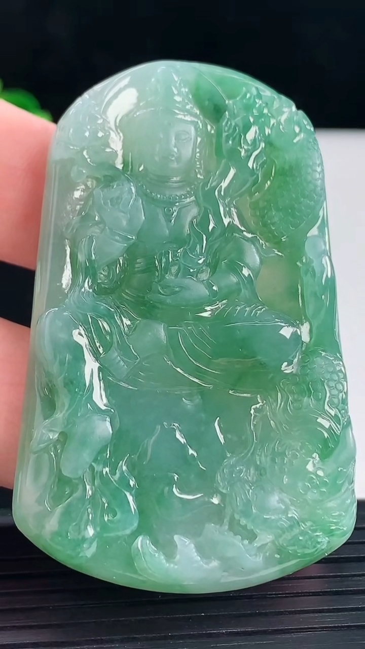 天然A货翡翠御龙虚空藏菩萨吊坠，尺寸61.2-38-6.2重量:32.35g
5月5日