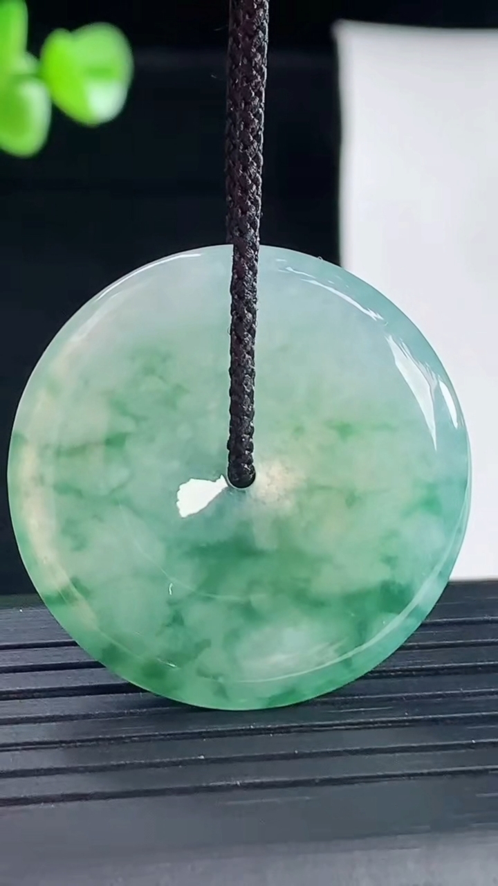 天然A货翡翠冰种飘花平安扣吊坠，尺寸31-4.5重量:9.20g
5月5日