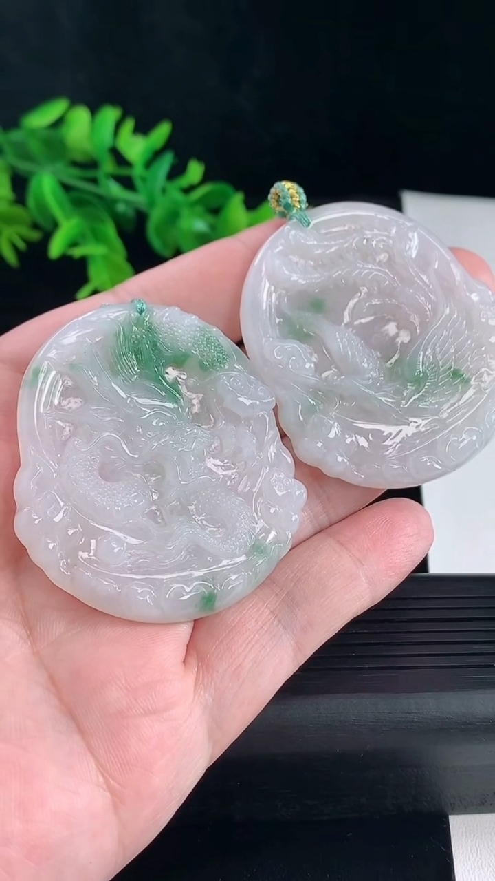 天然A货翡翠飘花龙凤呈祥吊坠一对，尺寸53-49.5-5.5重量:49.39g
5月5日