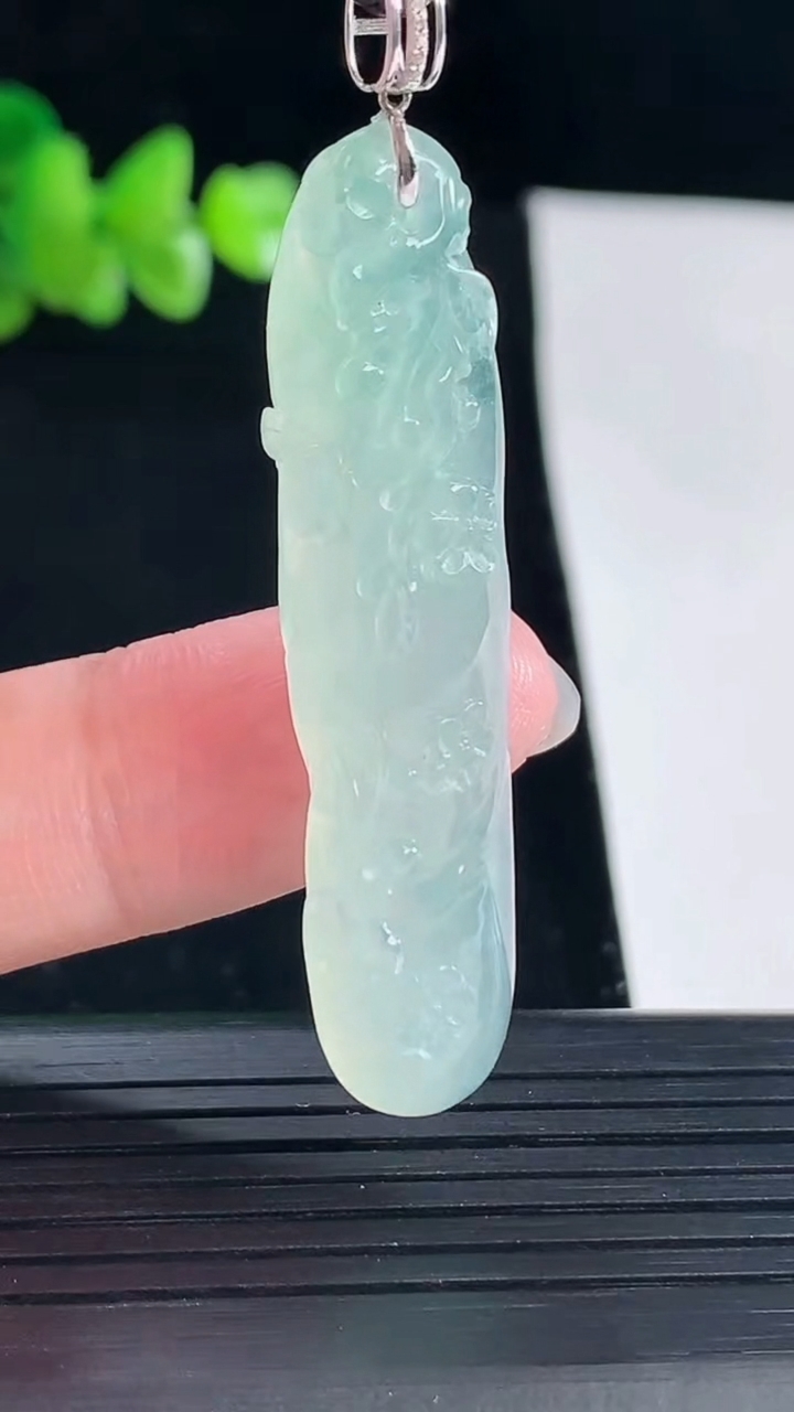 天然A货翡翠梅花鹿吊坠，尺寸47-11.5-8重量:8.36g
5月5日