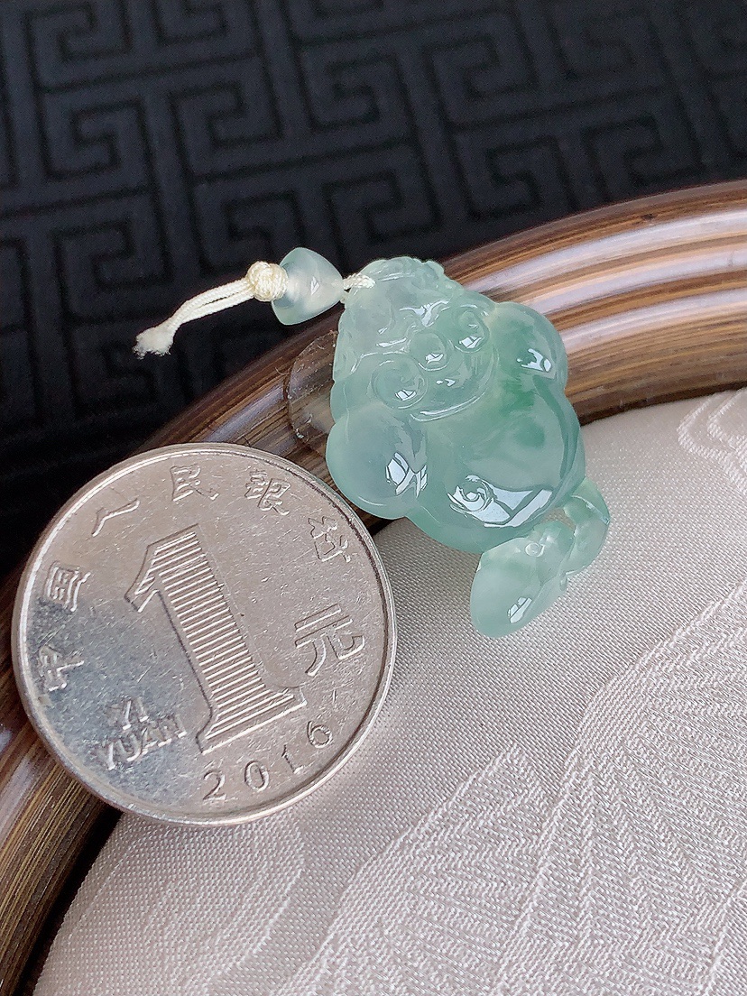 天然A货翡翠晴水如意吊坠 
尺寸32-20-5.5mm 重量5.38g 0501